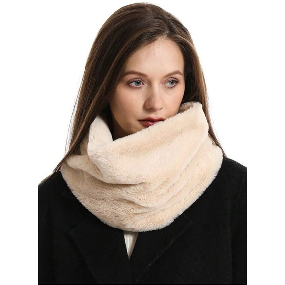 K.I.T. Accessories Cream Faux Fur Infinity Scarf - Picture 1 of 13